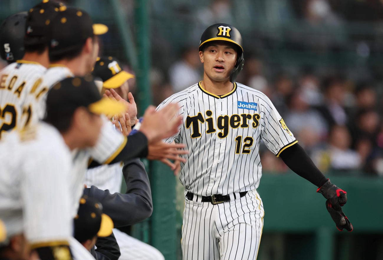 2回裏阪神1死三塁、木浪の適時三塁打で生還しナインに迎えられる坂本（撮影・前田充）