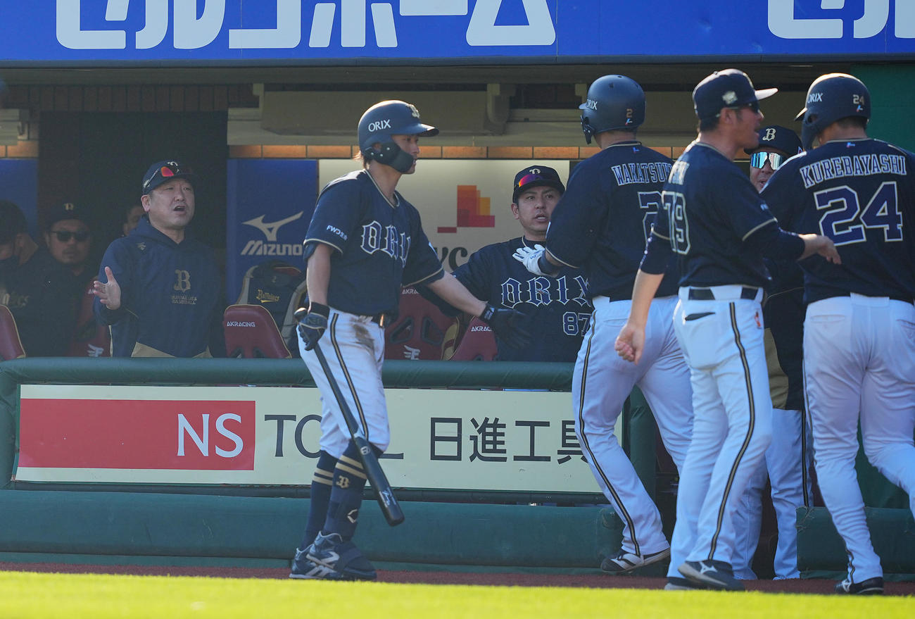 楽天対オリックス　7回表オリックス2死二、三塁、大城の適時二塁打で生還した若月（2番）と紅林（24番）を出迎える中嶋監督（左）（撮影・垰建太）