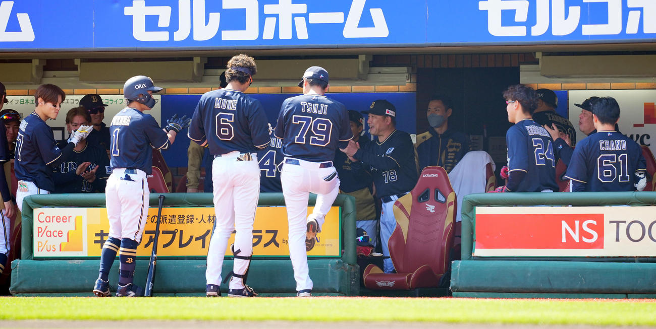 楽天対オリックス　試合前、ベンチでナインを盛り上げるオリックス中嶋監督（中央）（撮影・垰建太）