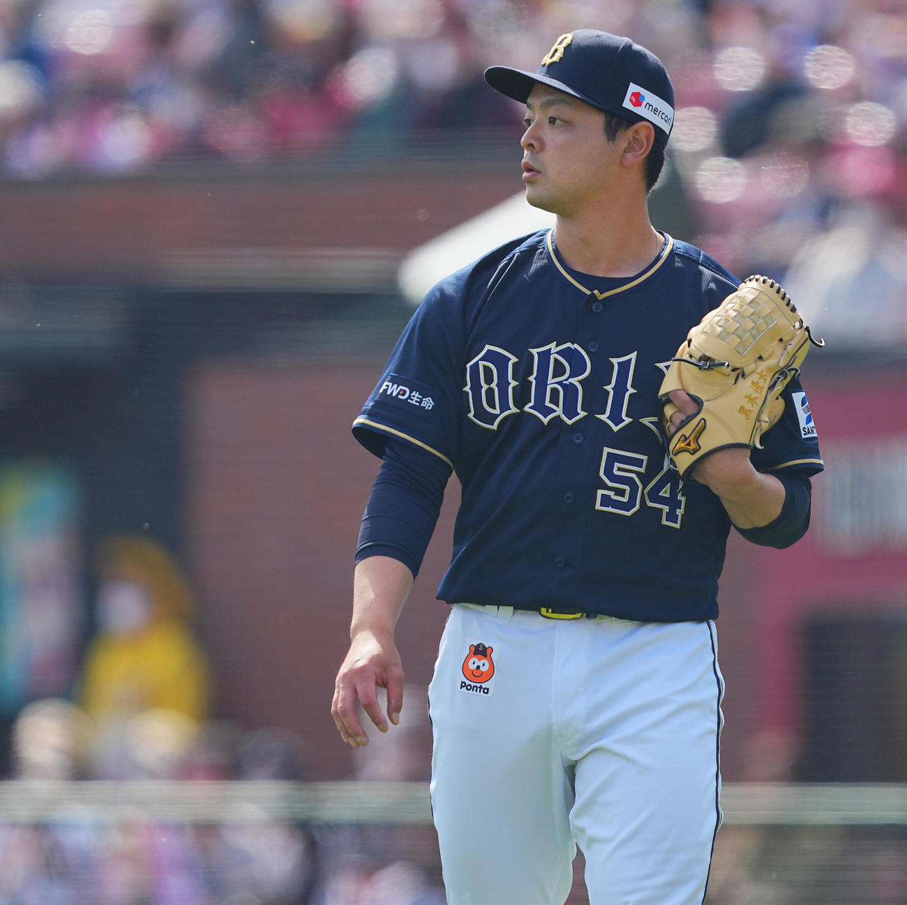 楽天対オリックス　2回裏楽天無死、岡島にソロ本塁打を浴び打球方向を見つめぼうぜんとするオリックス先発の黒木（撮影・垰建太）