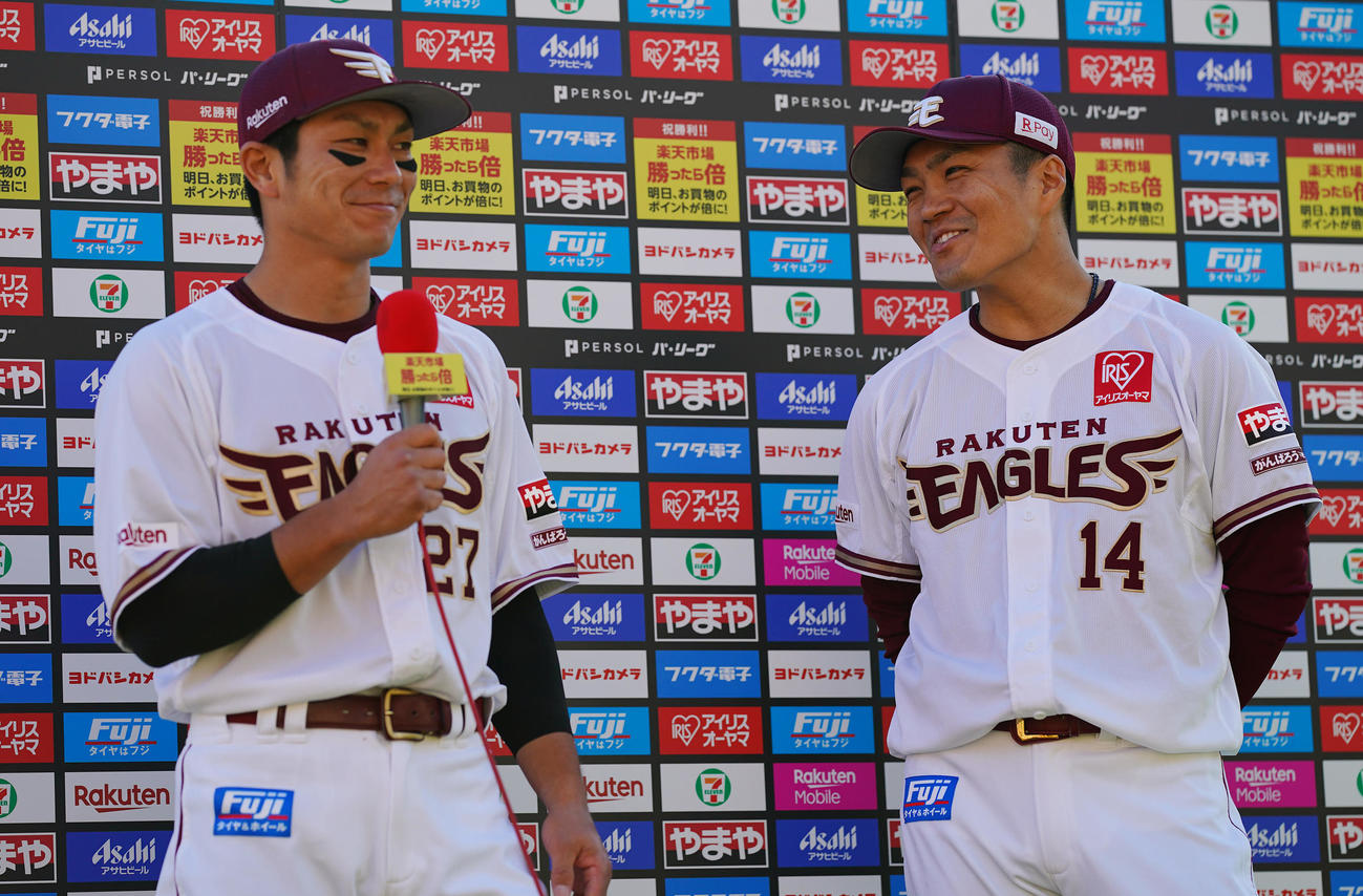 楽天対オリックス　オリックスに勝ちヒーローの楽天則本（右）と岡島はお立ち台で笑顔を見せる（撮影・垰建太）