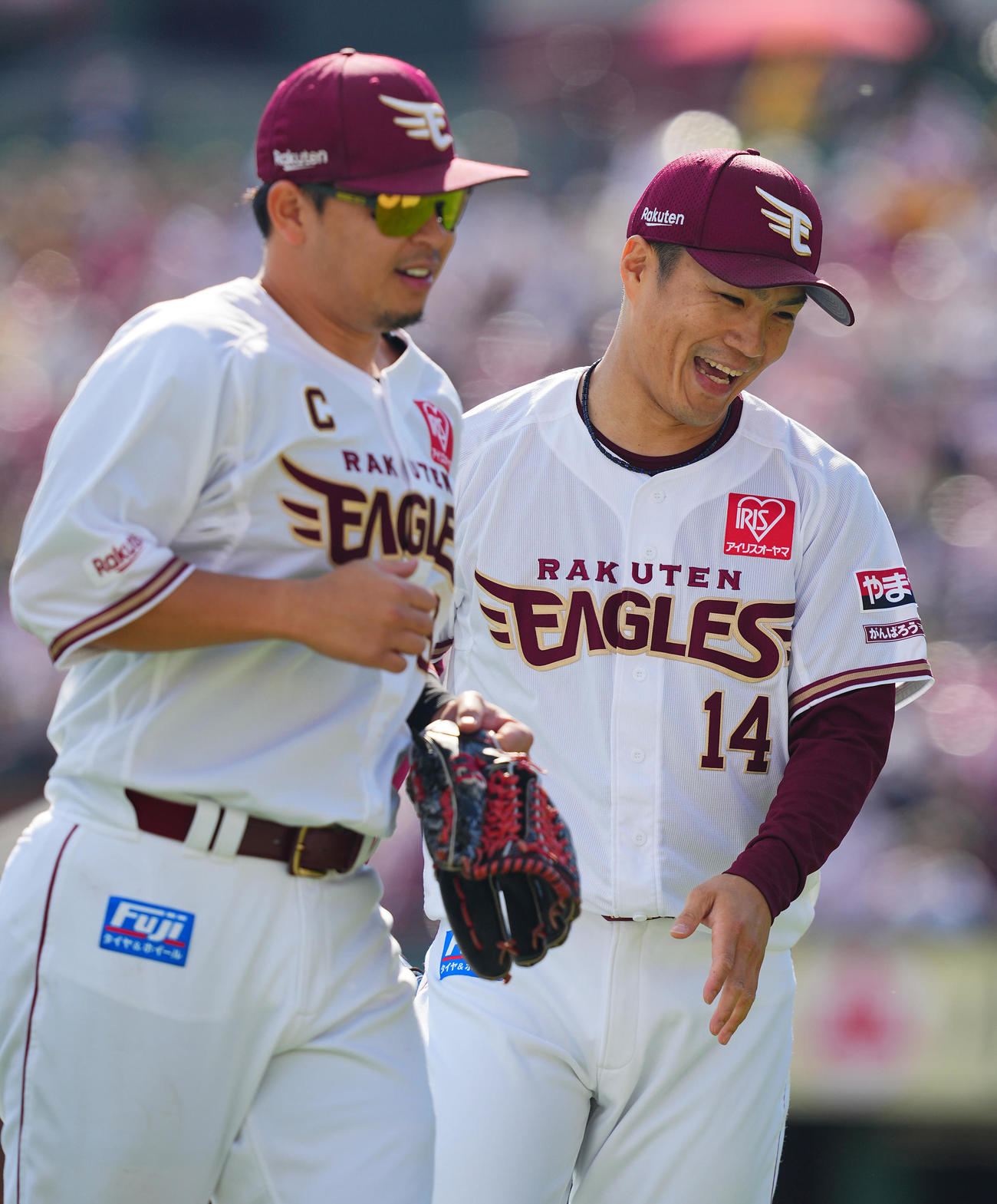 楽天対オリックス　4回表オリックスの攻撃を無失点に抑え浅村（左）らナインと笑顔を見せる則本（撮影・垰建太）