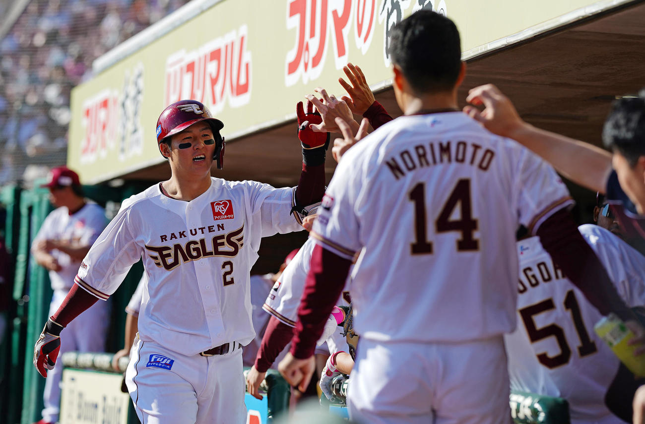楽天対オリックス　6回表楽天無死、左越えソロ本塁打を放ちナインの出迎えを受ける太田（撮影・垰建太）