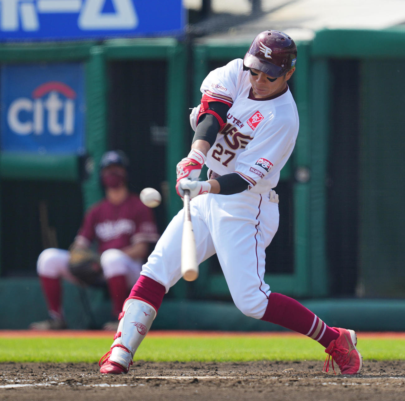 楽天対オリックス　2回裏楽天無死、先制の左越えソロ本塁打を放つ岡島（撮影・垰建太）