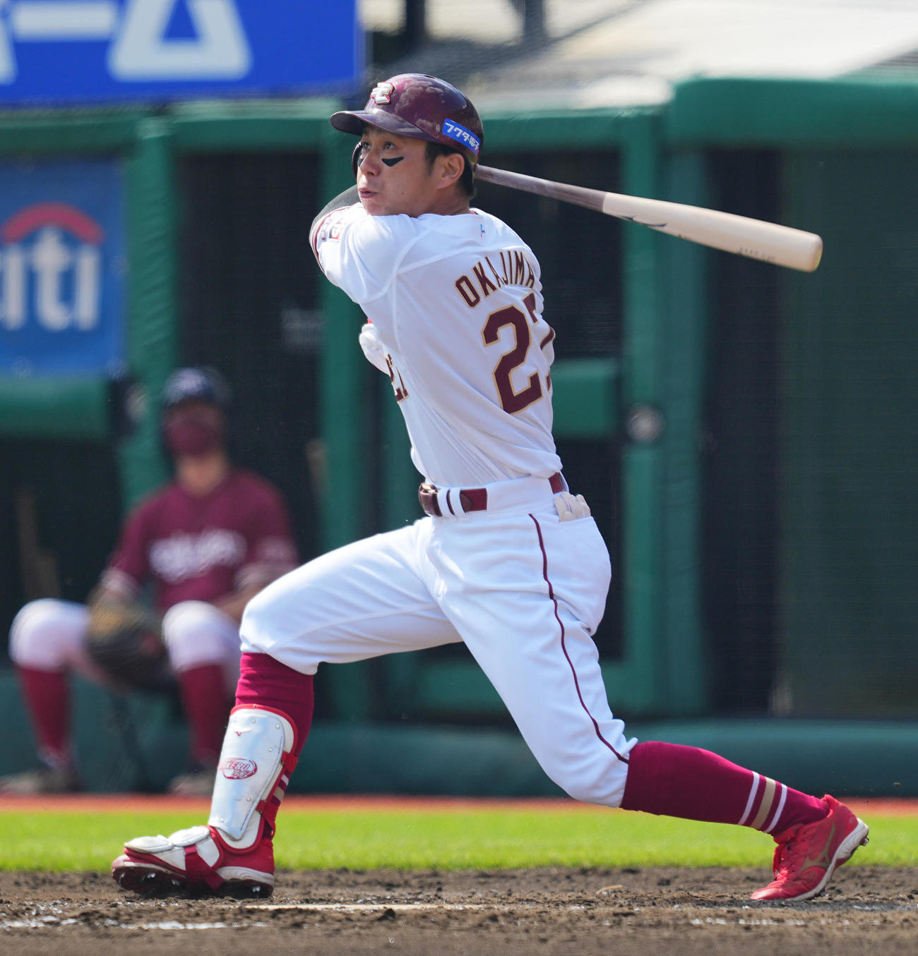 楽天対オリックス　2回裏楽天無死、先制の左越えソロ本塁打を放つ岡島（撮影・垰建太）