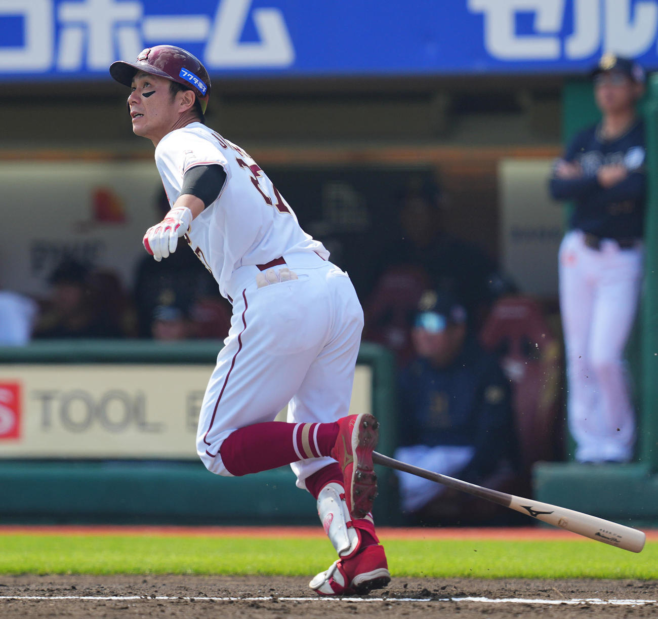 楽天対オリックス　2回裏楽天無死、先制の左越えソロ本塁打を放つ岡島（撮影・垰建太）