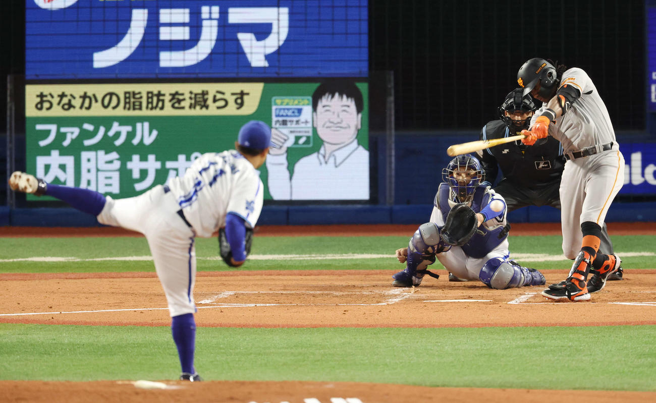 DeNA対巨人　2回表巨人2死二塁、先制の左前打を放つブリンソン。投手東（撮影・宮地輝）