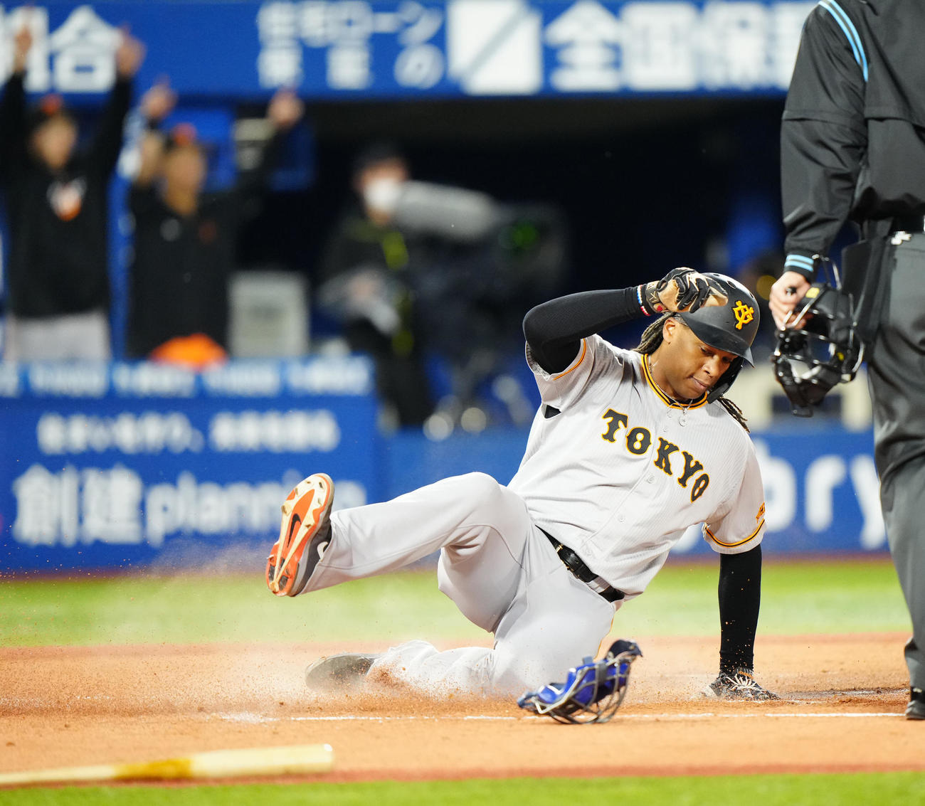 DeNA対巨人　2回表巨人2死二塁、ブリンソンの先制適時打で生還するウォーカー（撮影・江口和貴）
