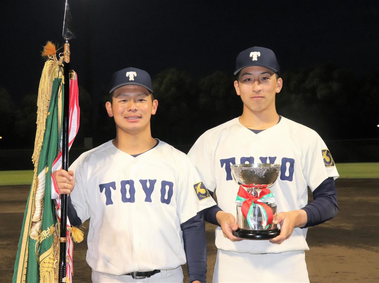 優勝を決め笑顔で写真撮影をする東洋大主将の水谷（左）と細野（撮影・星夏穂）