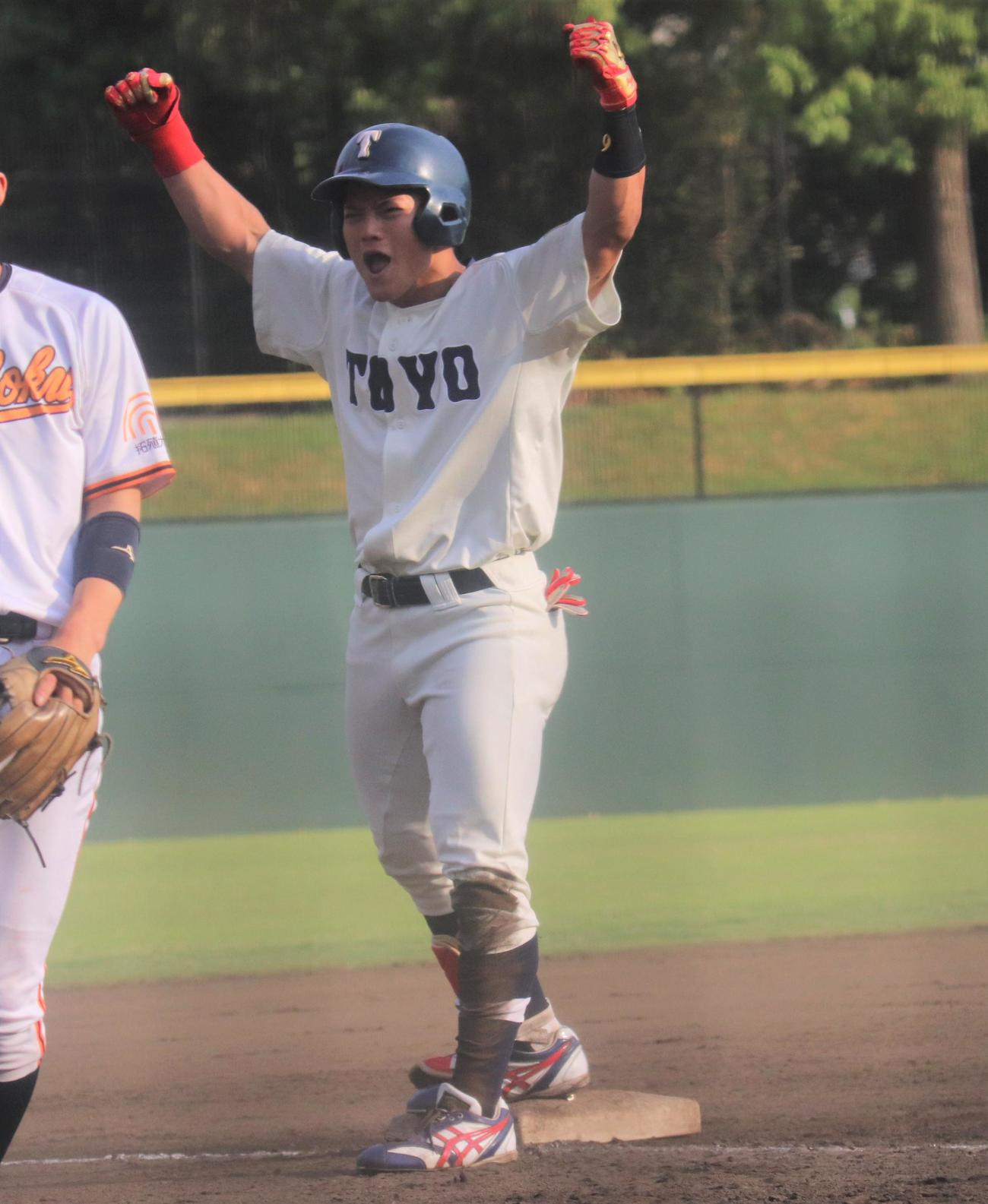 拓大対東洋大　2回裏東洋大2死一、二塁　右越え適時三塁打を放ちガッツポーズをする宮本（撮影・星夏穂）