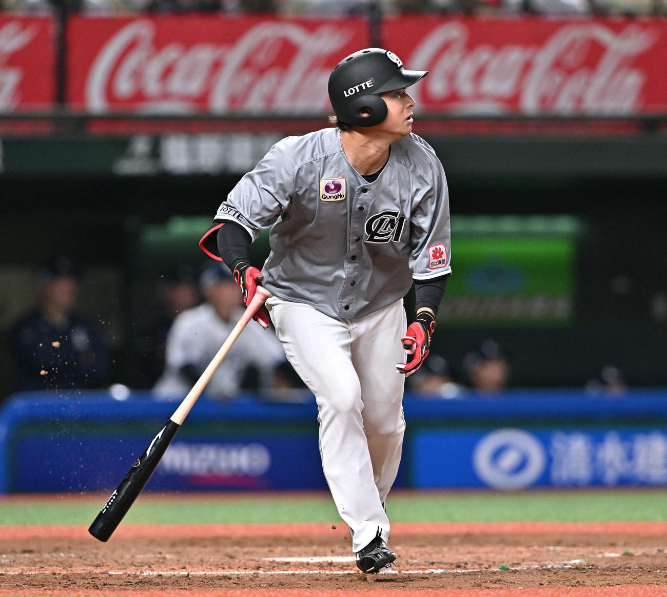 西武対ロッテ　5回表ロッテ2死一、二塁、藤岡は中前適時打を放つ（撮影・滝沢徹郎）