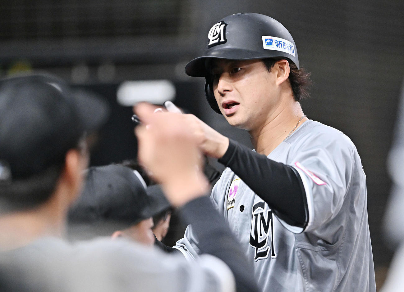 西武対ロッテ　5回表に適時打を放ったロッテ藤岡はベンチへ戻りチームメートとタッチを交わす（撮影・滝沢徹郎）