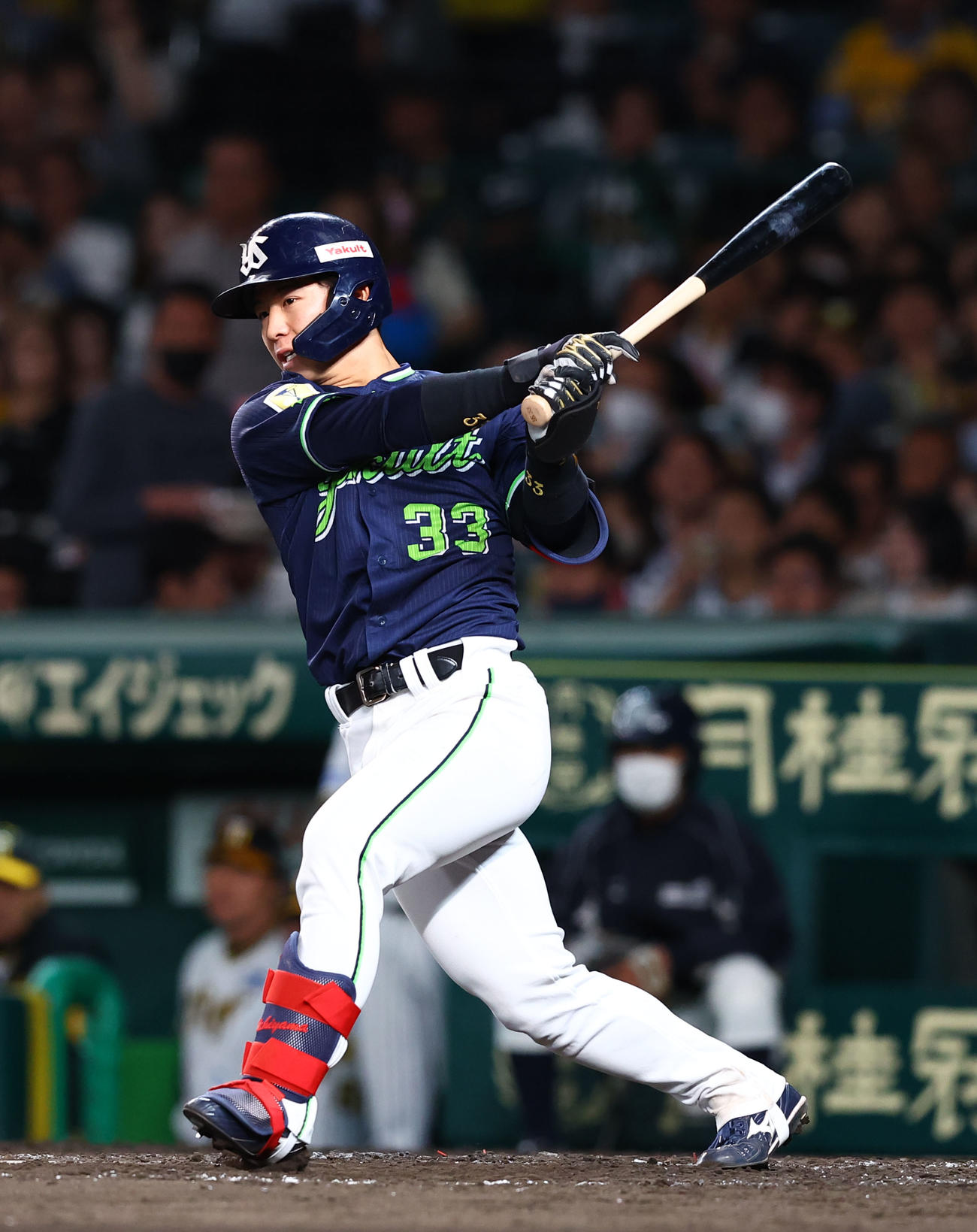 4回ヤクルト2死一、二塁、内山が左前に同点打を放つ（撮影・藤尾明華）