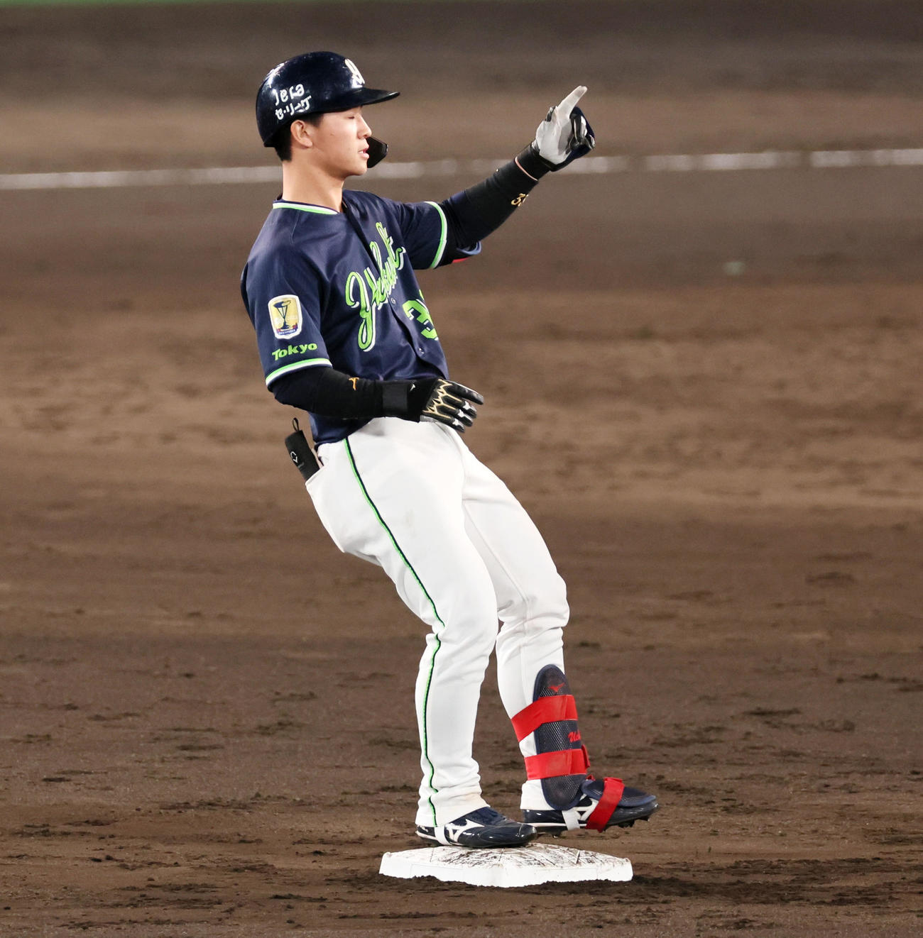 4回表ヤクルト2死一、二塁、内山は左へ適時二塁打を放つ（撮影・加藤哉）