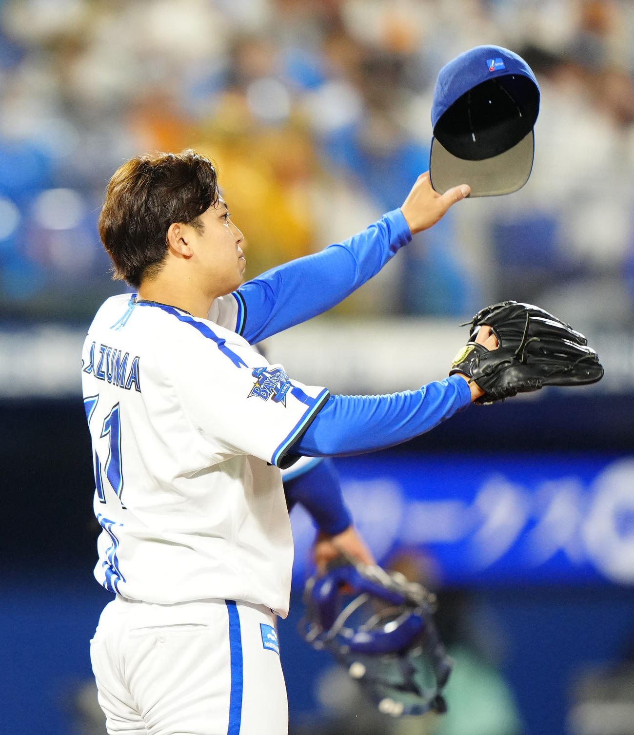 DeNA対巨人　5回表巨人2死二塁、ウォーカーに適時打を浴びた東（撮影・江口和貴）