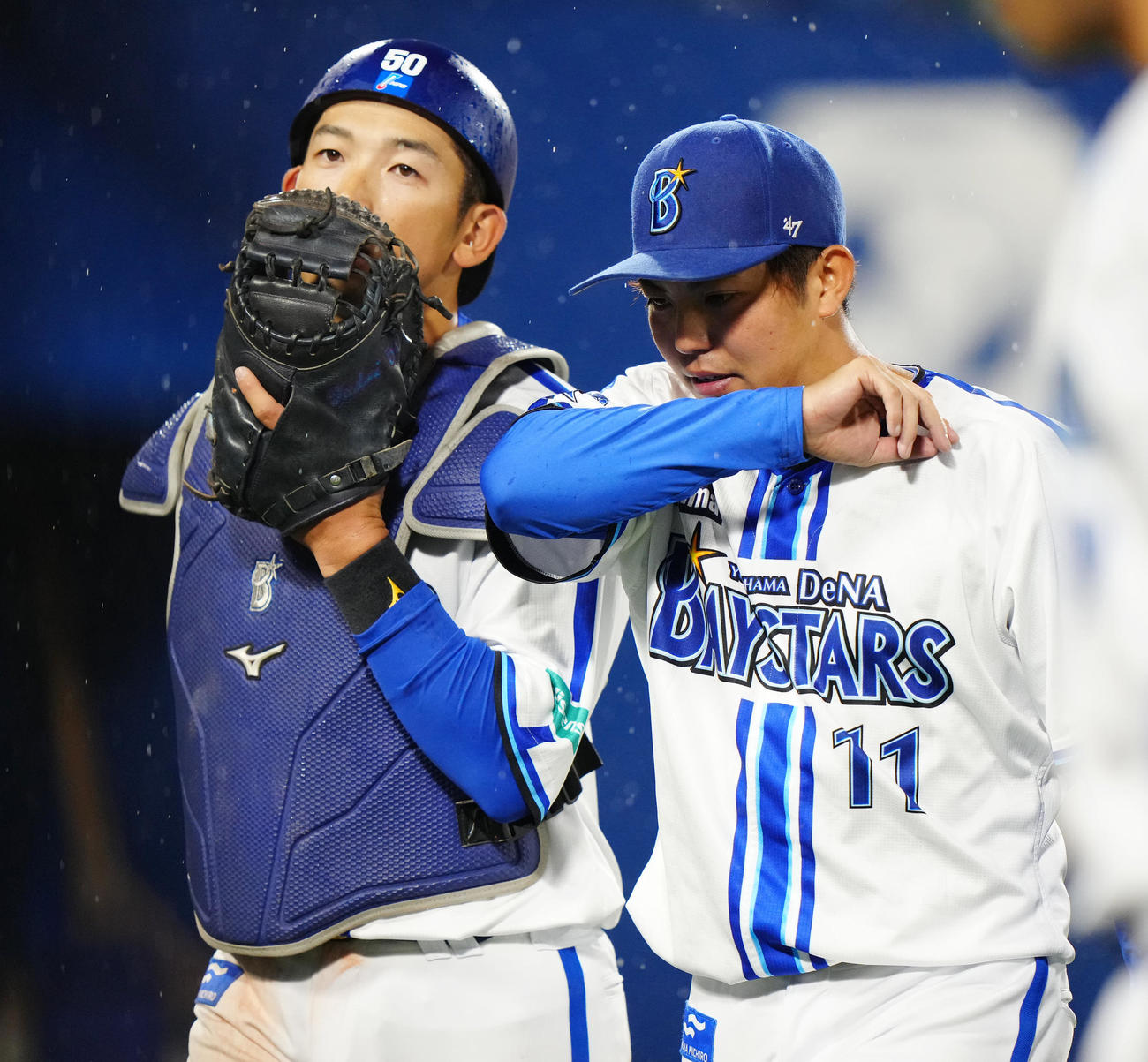 DeNA対巨人　4回表終了後、ベンチに引き揚げるDeNA先発の東（右）。左は捕手山本（撮影・江口和貴）