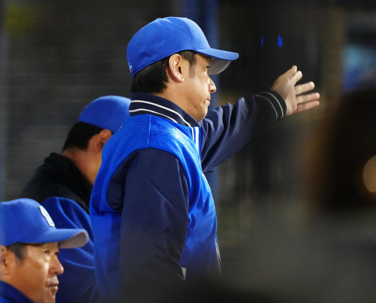 DeNA対巨人　5回裏、DeNA先発東に代打を送る三浦監督（撮影・江口和貴）