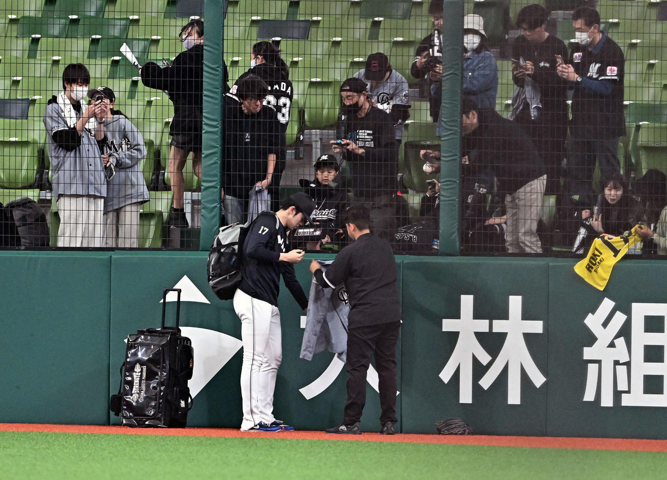 西武対ロッテ　試合前練習を終えたロッテ佐々木朗はファンのサインに応じる（撮影・滝沢徹郎）