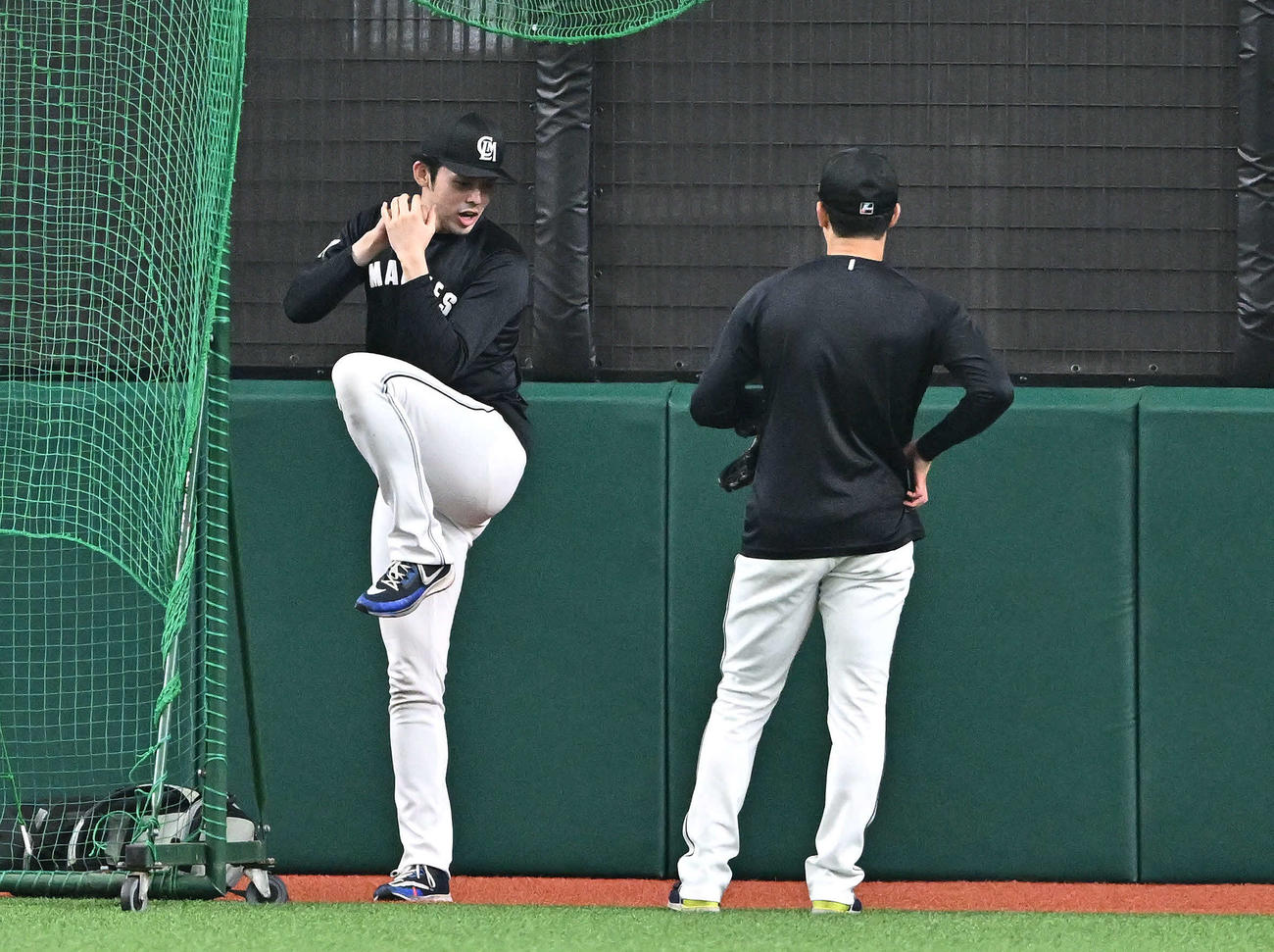 西武対ロッテ　試合前練習でロッテ佐々木朗（左）は種市と投球フォームについて話す（撮影・滝沢徹郎）