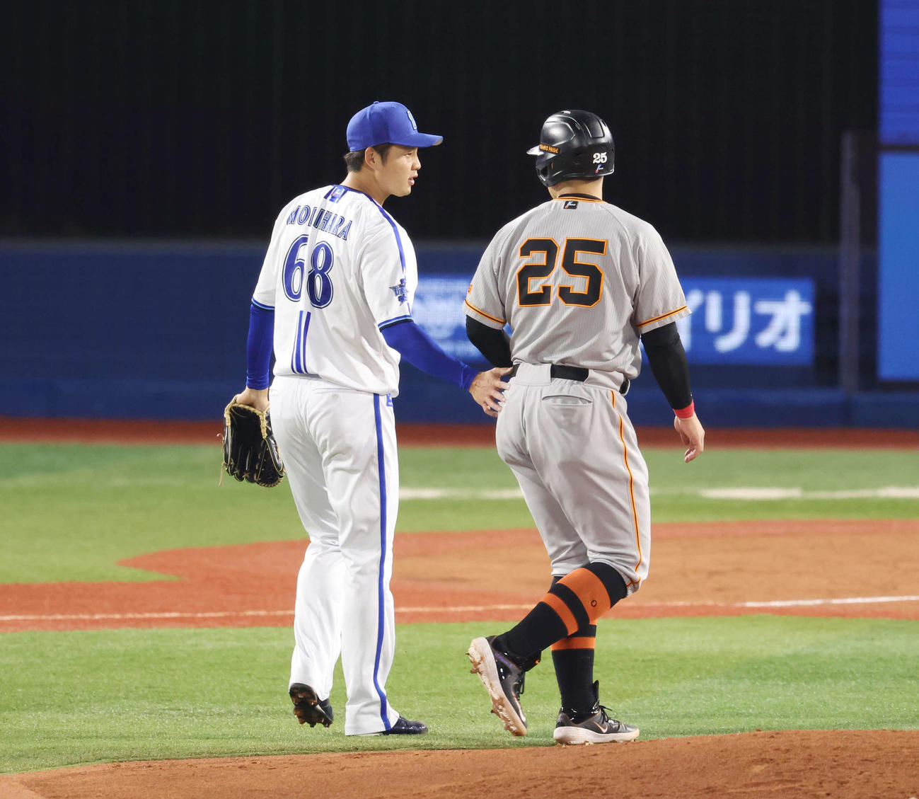 DeNA対巨人　7回攻守交代時、死球を当てた岡本和（右）に声をかける森原（撮影・宮地輝）