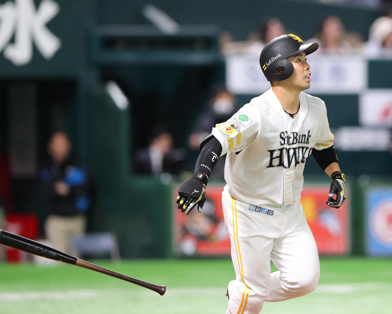 ソフトバンク対日本ハム　5回裏ソフトバンク2死一塁、近藤は右中間に2点本塁打を放つ（撮影・梅根麻紀）