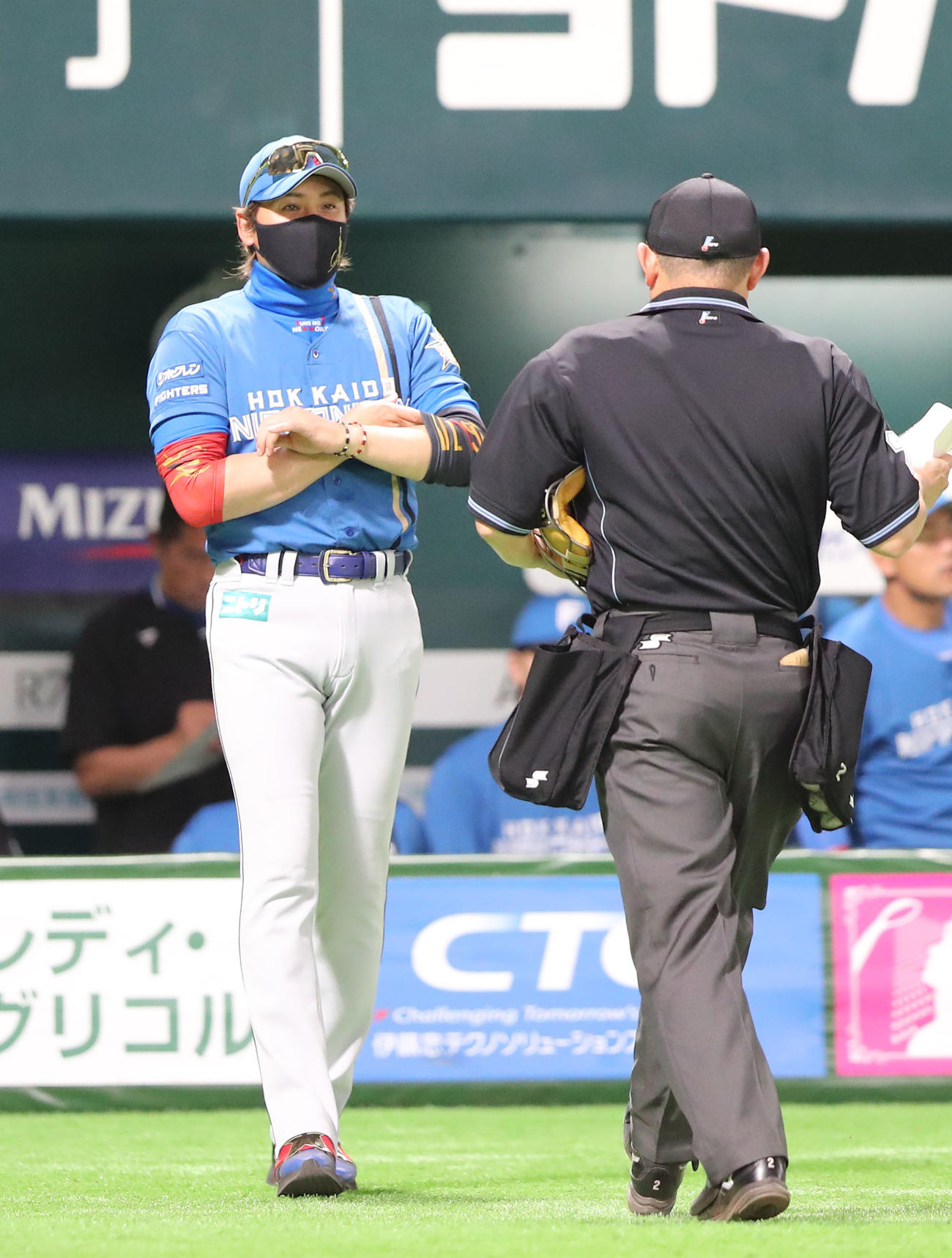 ソフトバンク対日本ハム　5回途中に投手交代を審判に告げる新庄監督（撮影・梅根麻紀）