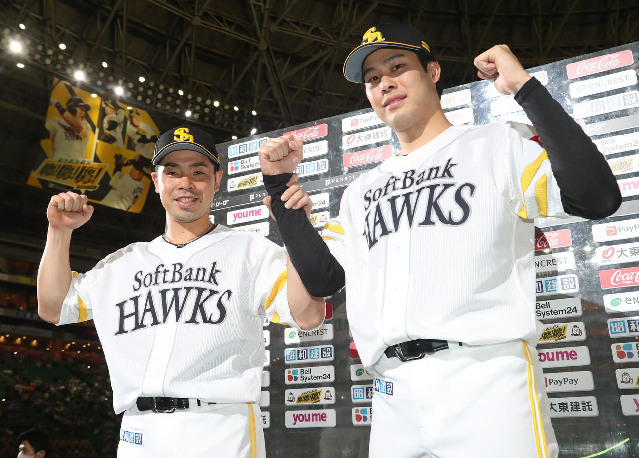 ソフトバンク対日本ハム　ヒーローになった近藤と藤井は笑顔でガッツポーズ（撮影・梅根麻紀）