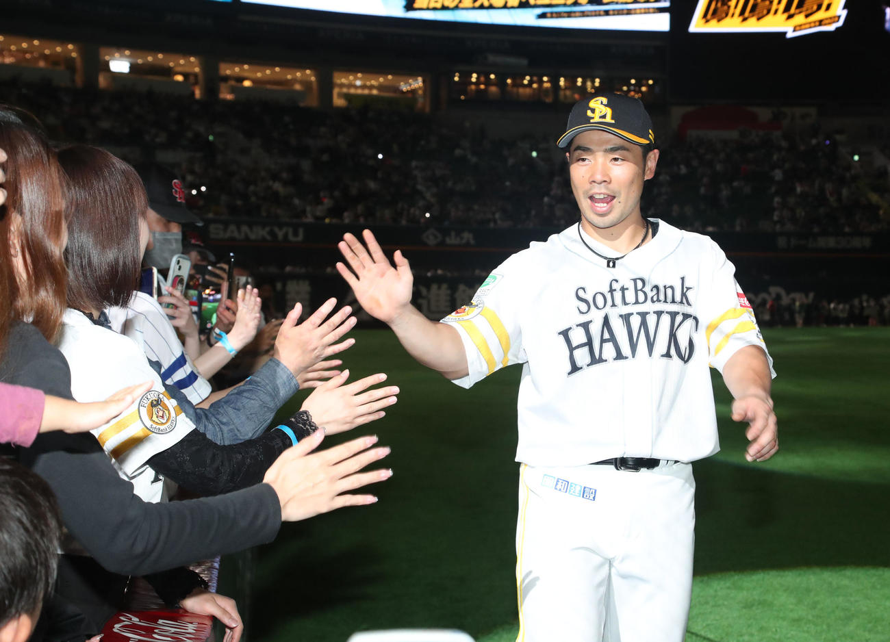 ソフトバンク対日本ハム　ヒーローになった近藤はファンとハイタッチ（撮影・梅根麻紀）