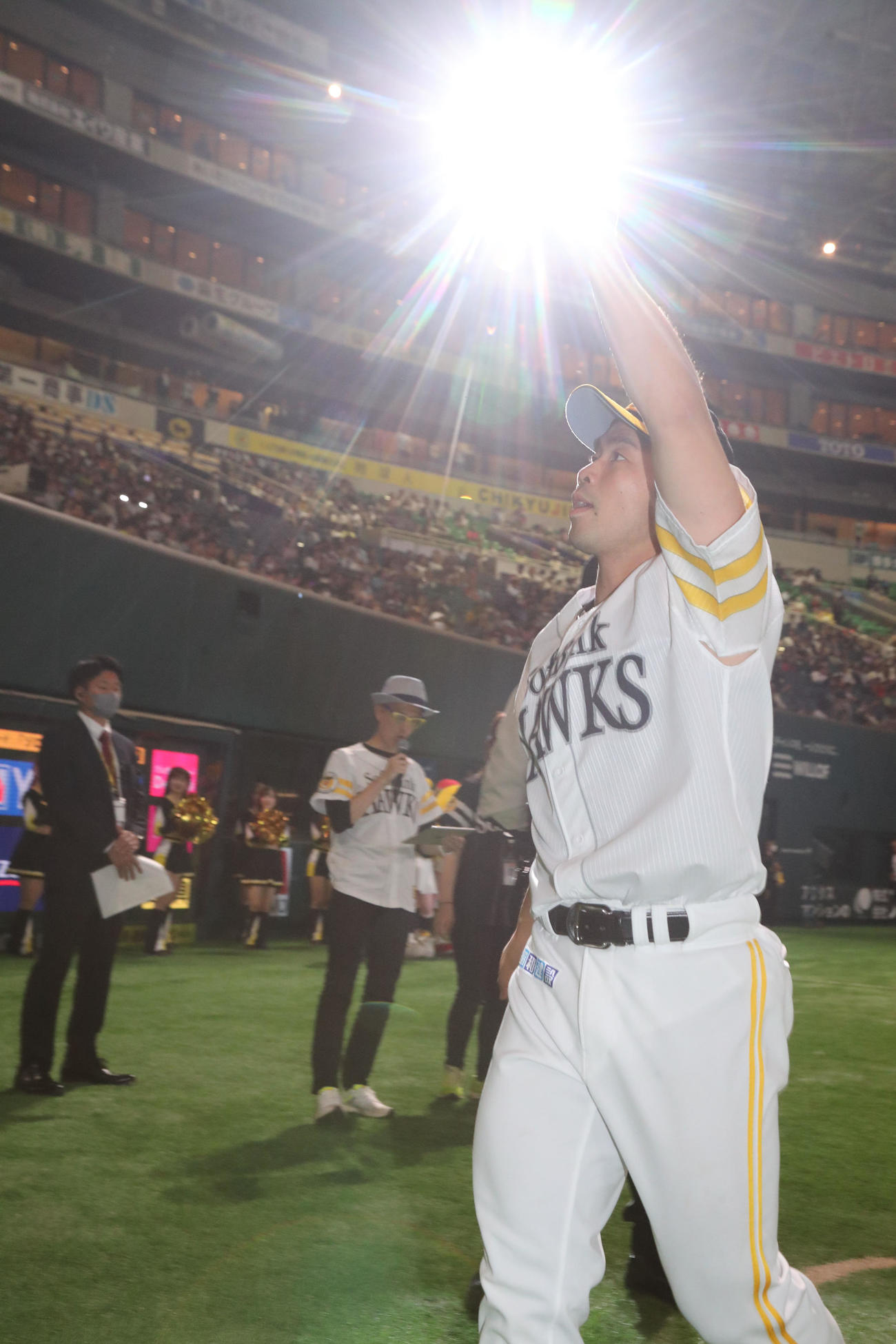 ソフトバンク対日本ハム　ヒーローになった近藤はファンに手を振る（撮影・梅根麻紀）