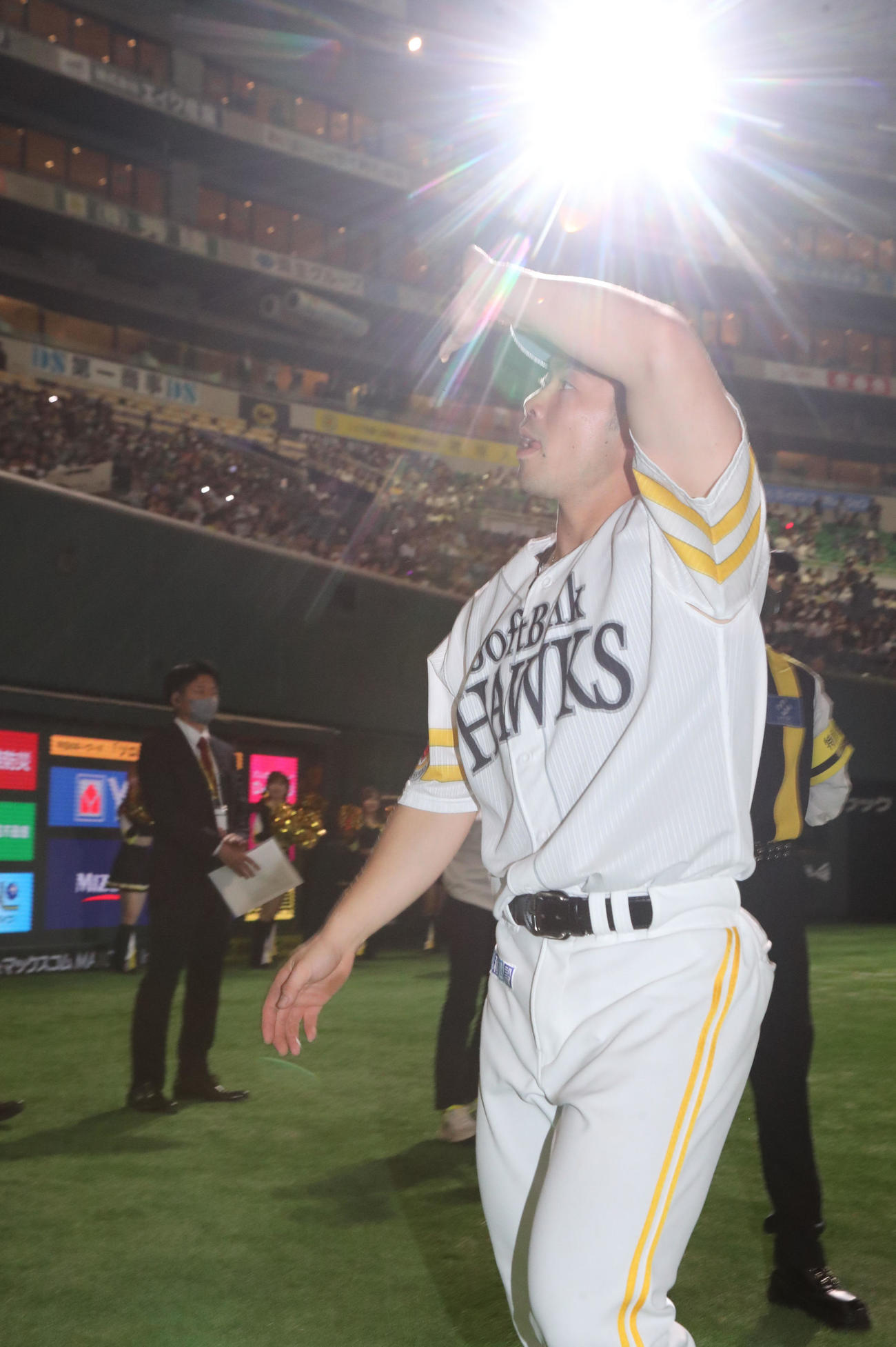 ソフトバンク対日本ハム　ヒーローになった近藤はファンに手を振る（撮影・梅根麻紀）