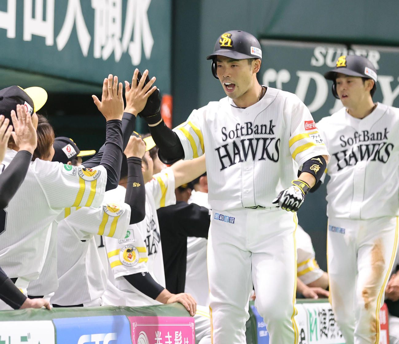 ソフトバンク対日本ハム　5回裏ソフトバンク2死一塁、2点本塁打を放ちナインとハイタッチする近藤（撮影・梅根麻紀）