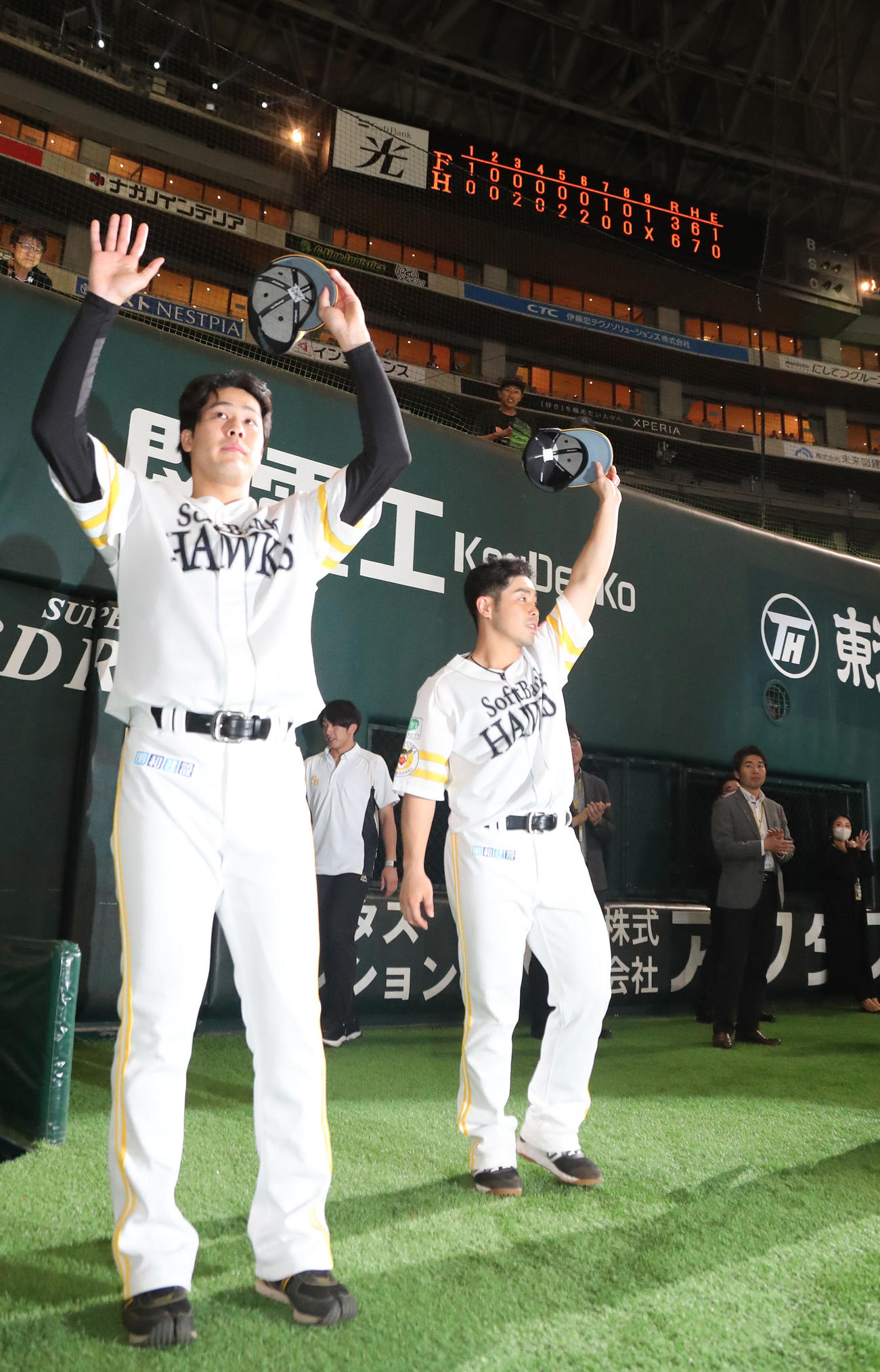 ソフトバンク対日本ハム　ヒーローになった近藤と藤井は笑顔でガッツポーズ（撮影・梅根麻紀）