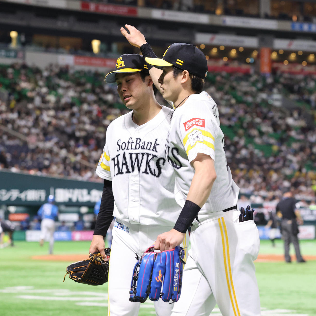 ソフトバンク対日本ハム　5回表日本ハム2死二塁、谷内の打球を好捕した中堅手周東（右）を迎える藤井（撮影・梅根麻紀）