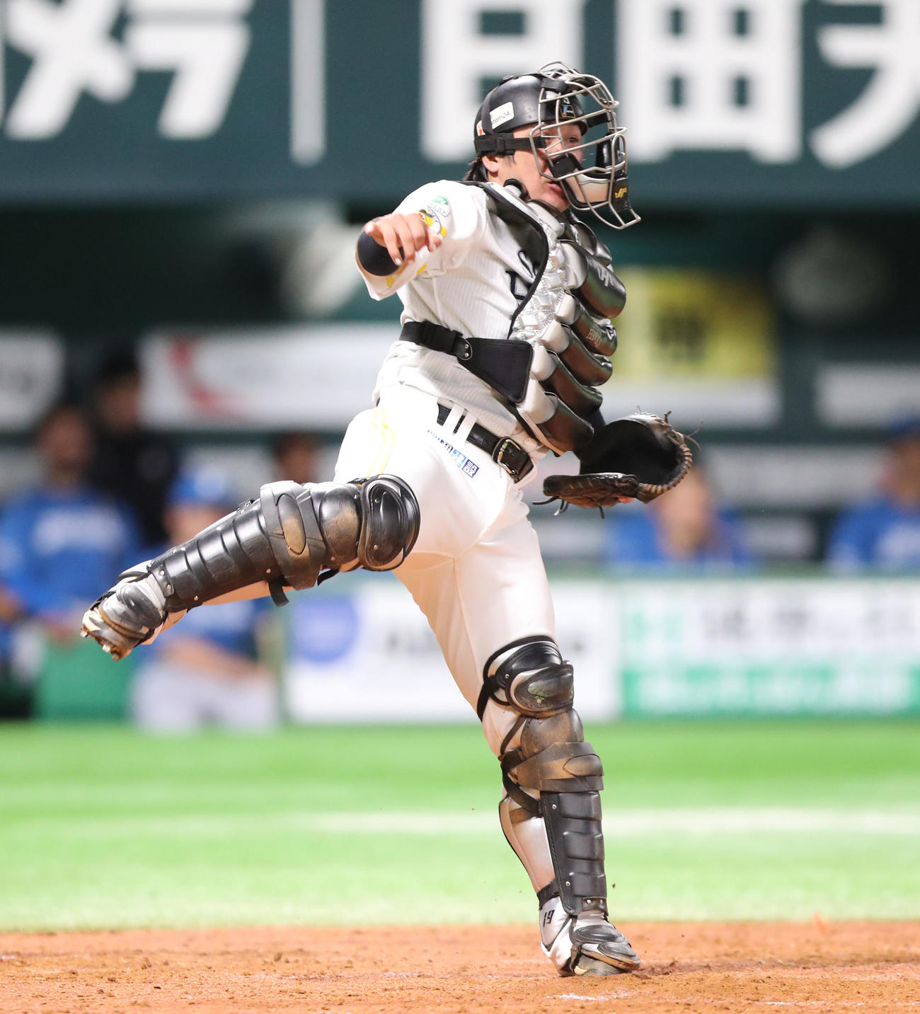 5回表日本ハム無死一塁、打者・矢沢のとき一塁へ送球し一塁走者の水野をアウトにする甲斐捕手（撮影・梅根麻紀）