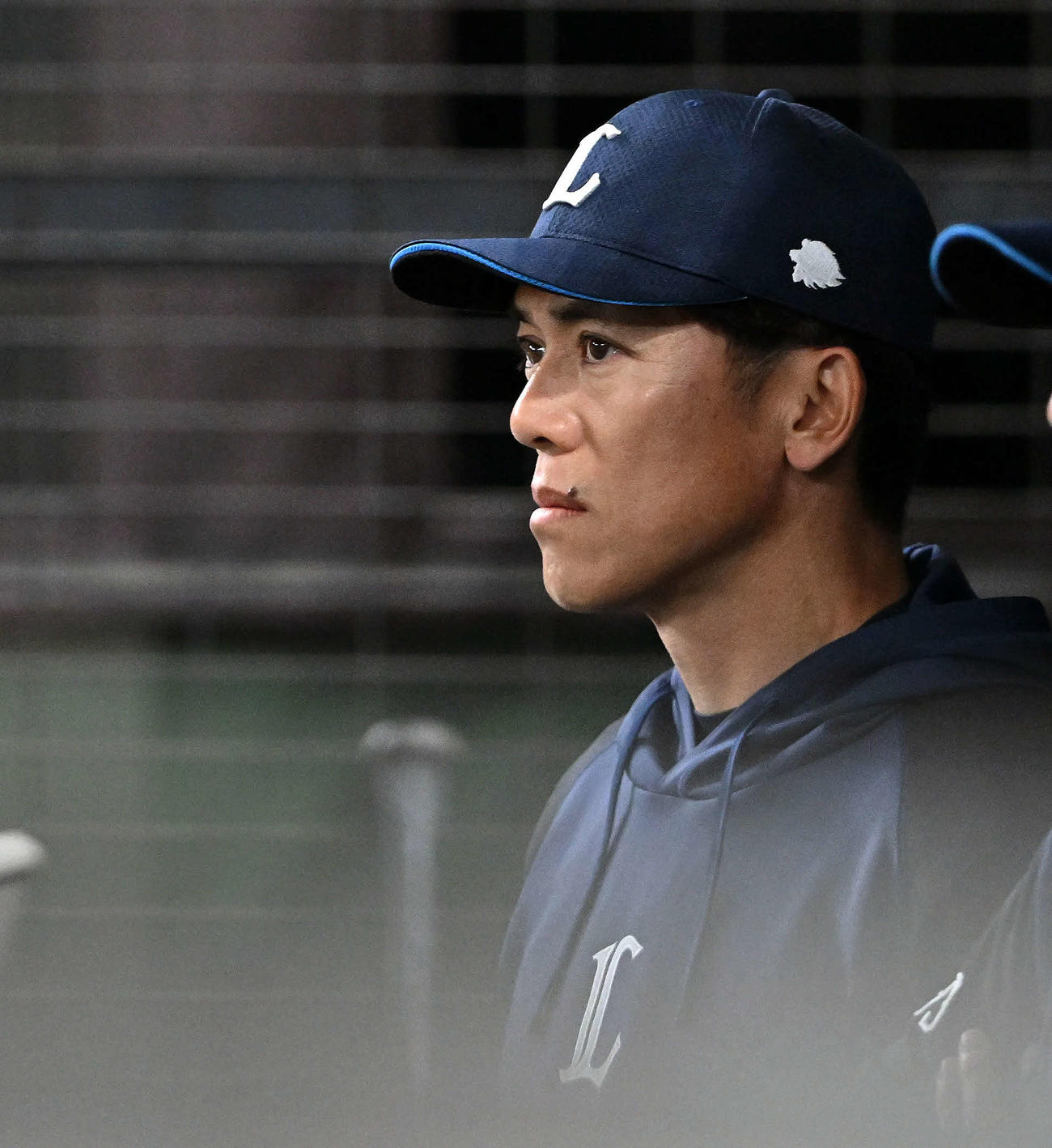 西武対ロッテ　戦況を見守る西武松井監督（撮影・滝沢徹郎）