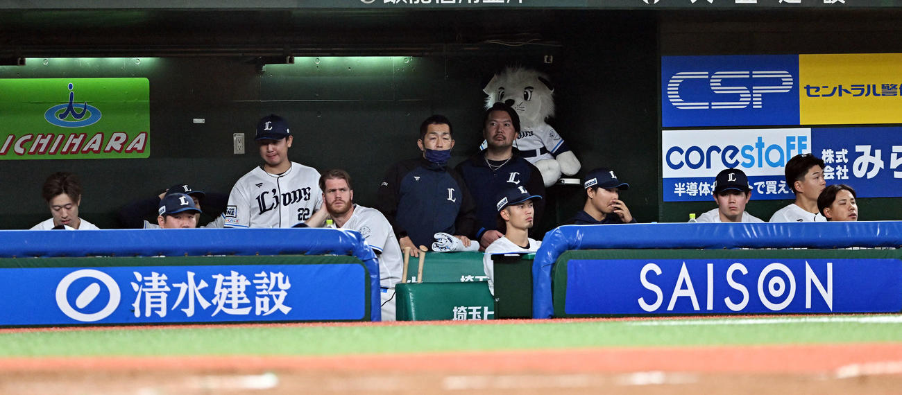 西武対ロッテ　9回裏、ベンチで浮かない表情の西武の選手たち（撮影・滝沢徹郎）