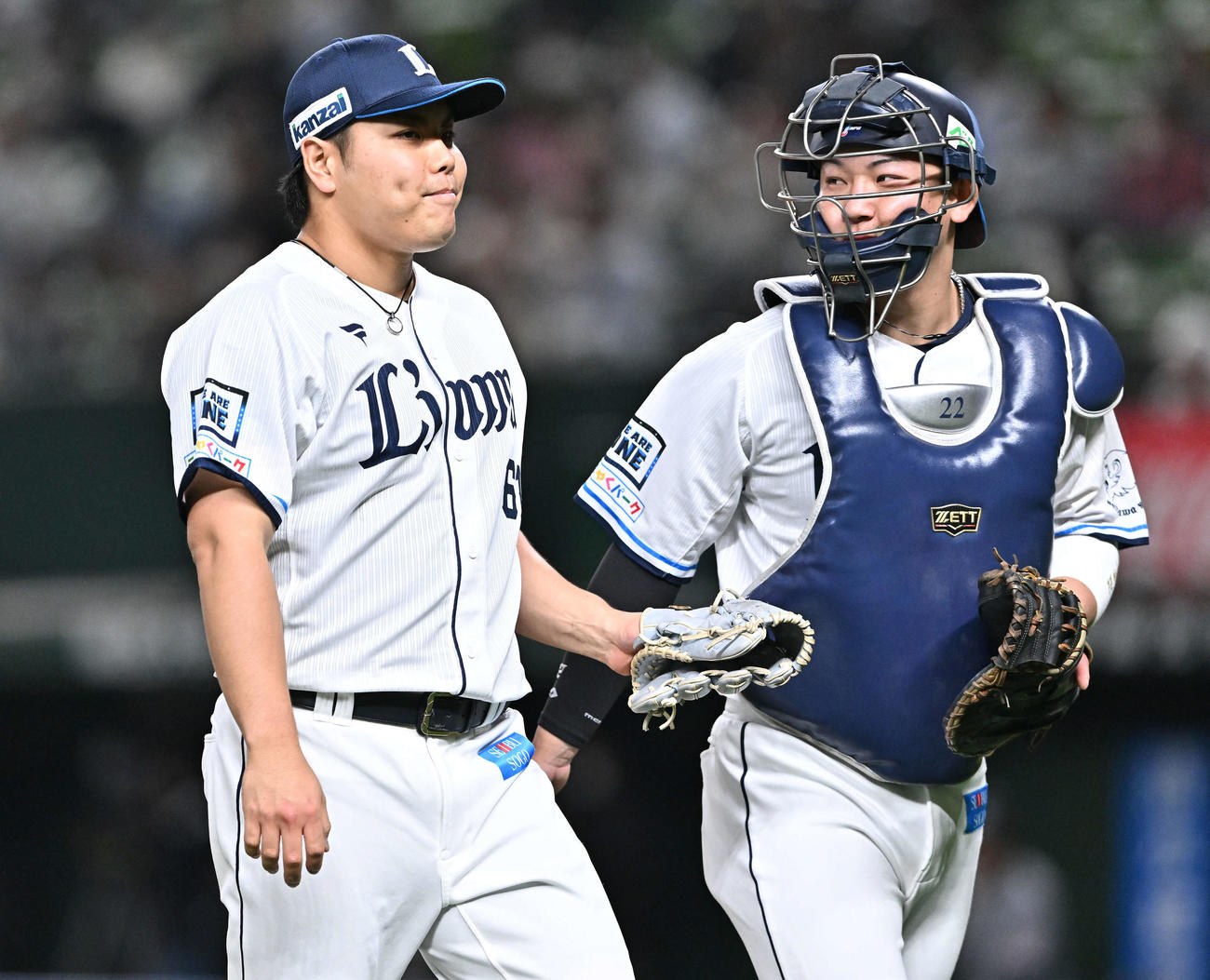 西武対ロッテ　3回表、先制を許した西武先発の平良（左）は浮かない表情で捕手古賀と引き揚げる（撮影・滝沢徹郎）