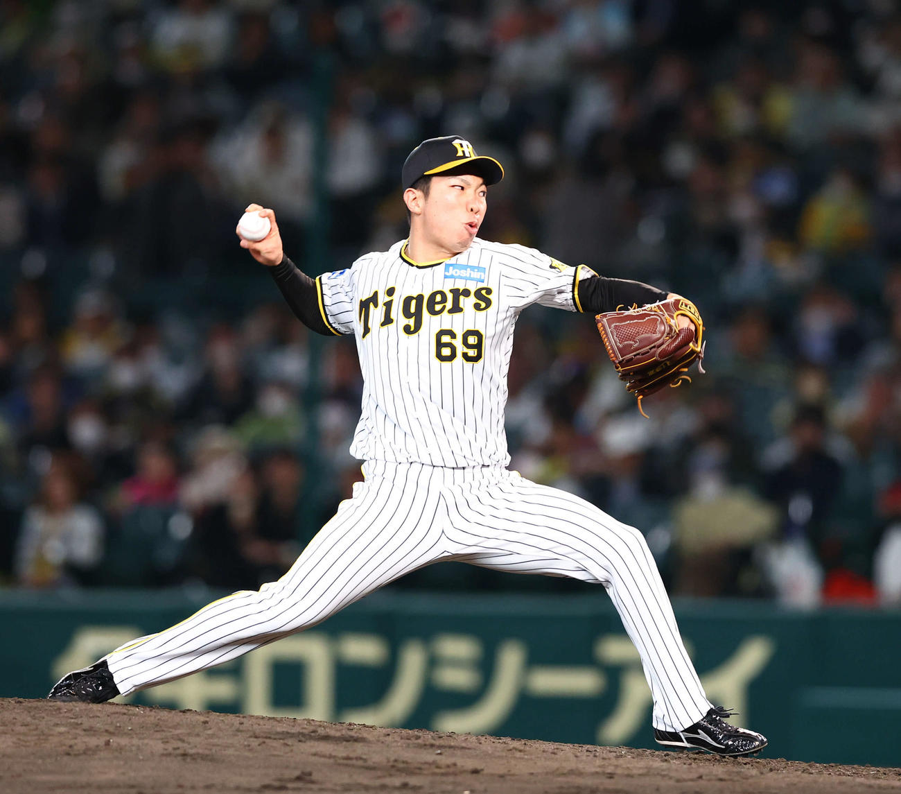 阪神対ヤクルト　8回表、阪神2番手で登板した石井（撮影・藤尾明華）