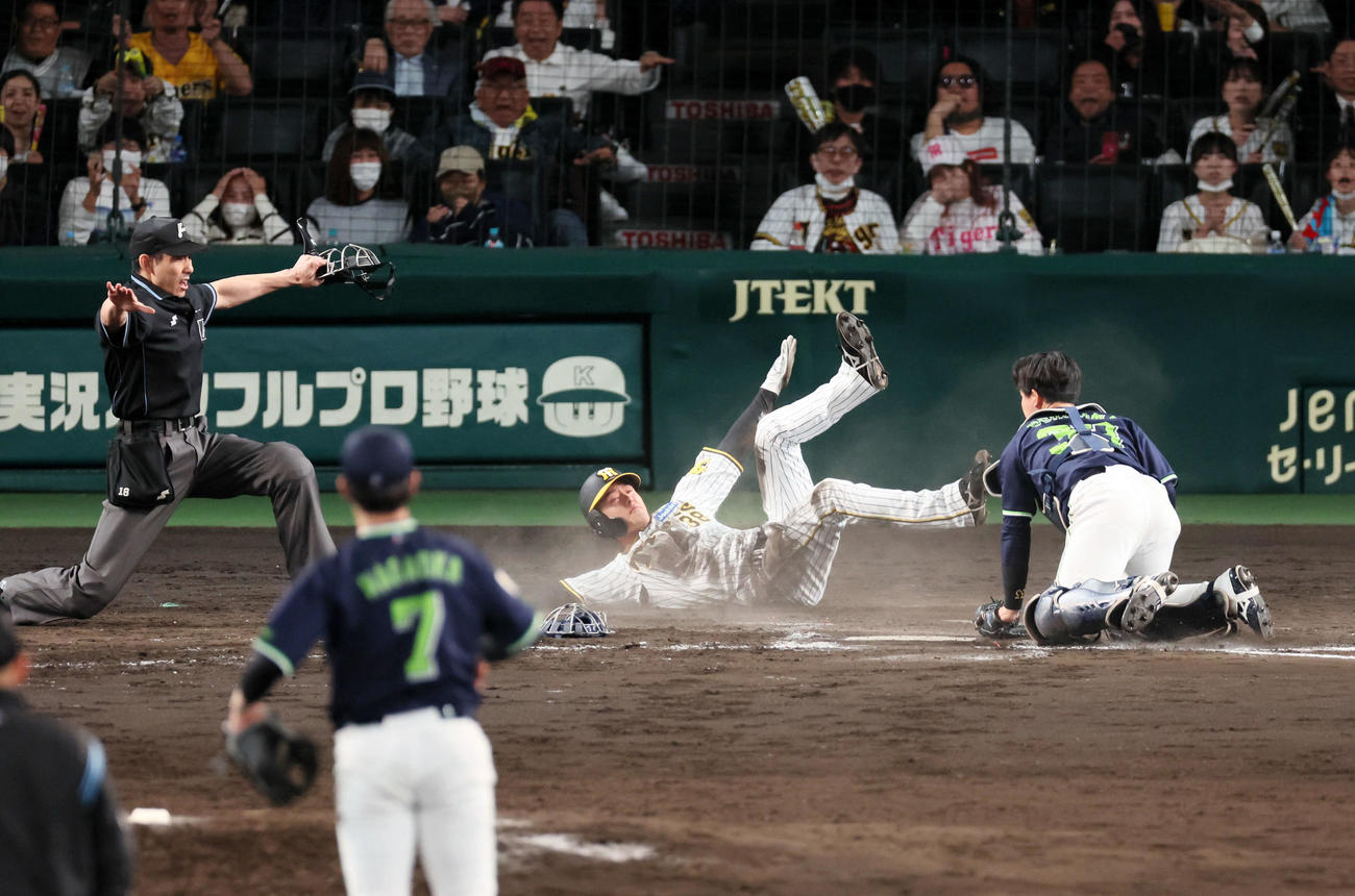 阪神対ヤクルト　8回裏阪神1死二、三塁、代打糸原の遊野選で生還する三走小幡（右から2人目）（撮影・加藤哉）