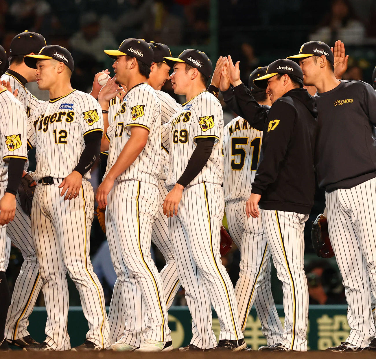 阪神対ヤクルト　プロ初勝利を飾り、ウィニングボールを受け取る阪神石井（中央）（撮影・藤尾明華）