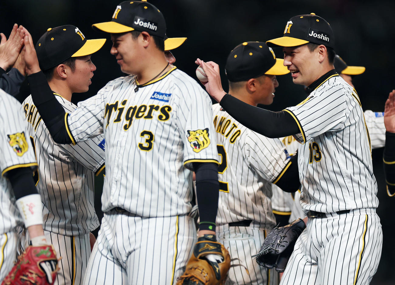 阪神対ヤクルト　ヤクルトに勝利し、勝利投手となった阪神石井（左端）に勝利球を渡す岩崎（右）（撮影・前田充）