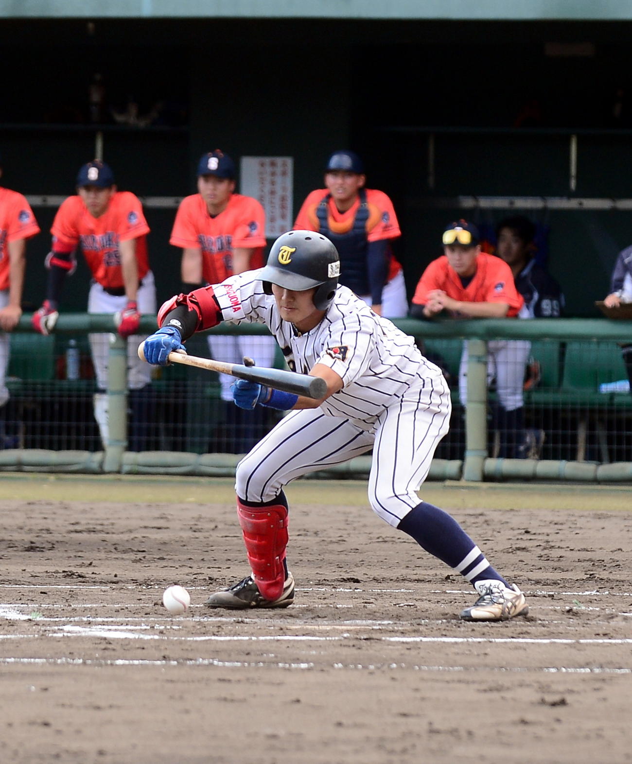 3回1死一、三塁、スクイズを決める東海大静岡・飯田