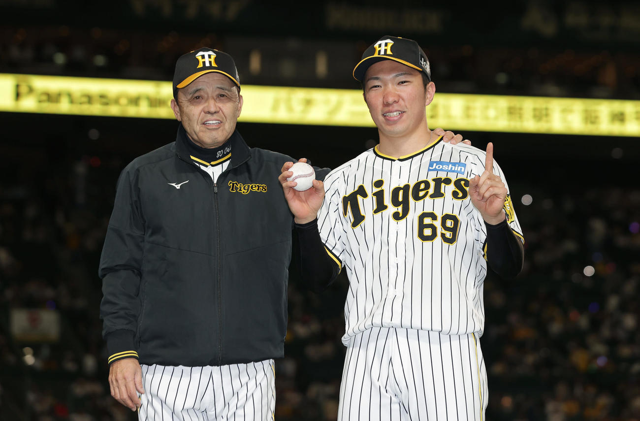 阪神対ヤクルト　プロ初勝利を挙げ、阪神岡田監督（左）の祝福を受ける石井（撮影・前田充）