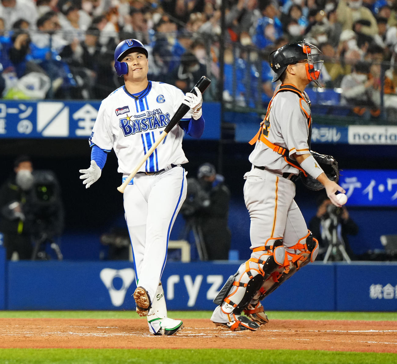 DeNA対巨人　9回裏DeNA2死一塁、空振り三振に倒れた佐野（左）（撮影・江口和貴）
