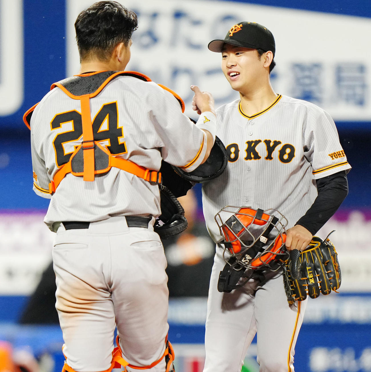 DeNA対巨人　3回裏終了後、巨人捕手大城卓（左）にマスクを渡す先発の山崎伊（撮影・江口和貴）