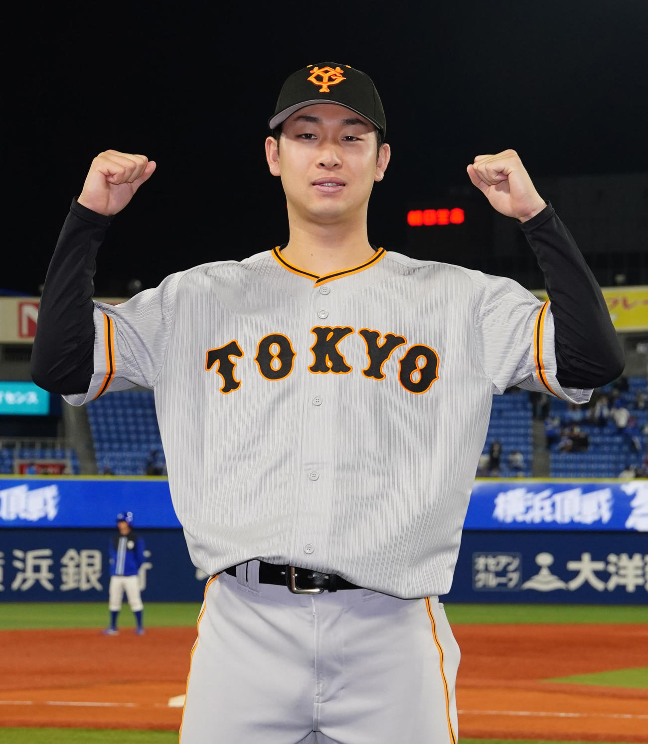 DeNA対巨人　試合後、ガッツポーズを見せる巨人山崎伊（撮影・江口和貴）