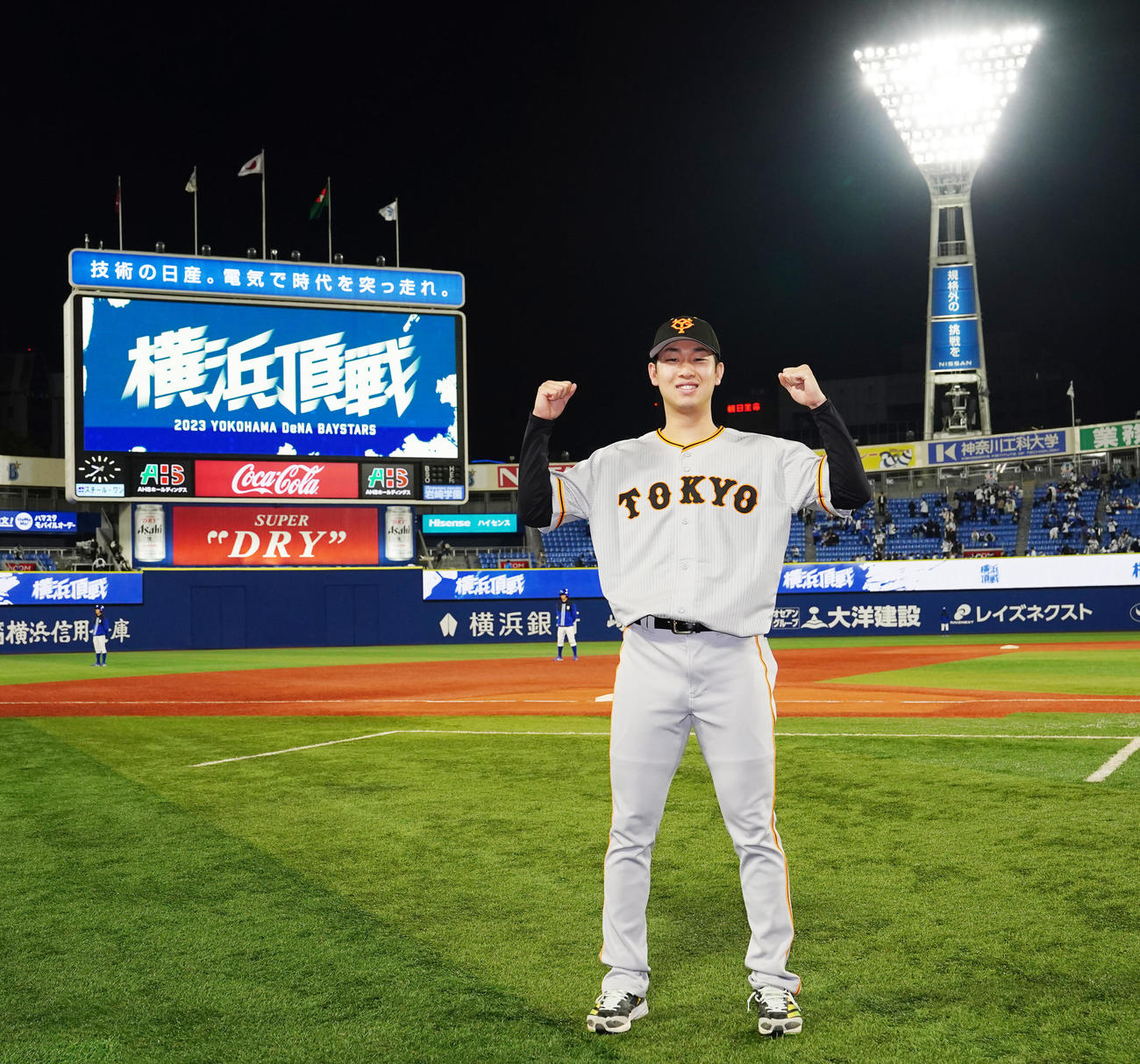 DeNA対巨人　試合後、ガッツポーズを見せる巨人山崎伊（撮影・江口和貴）
