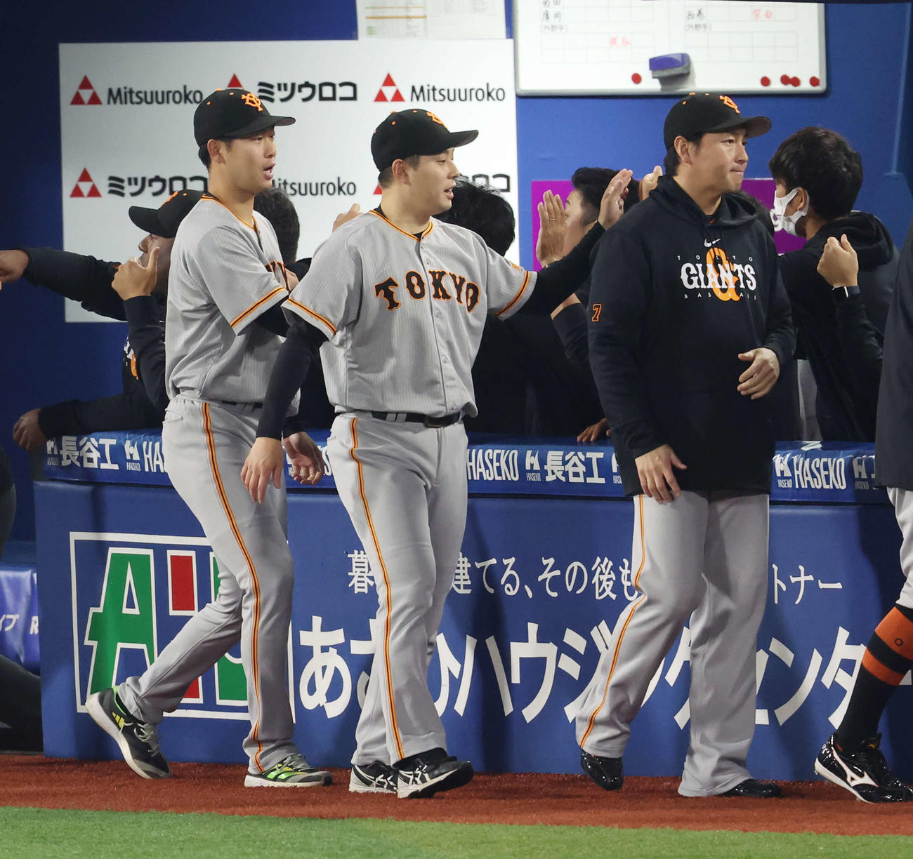 DeNA対巨人　DeNAに勝利し、チームメートとタッチを交わす巨人山崎伊（左）（撮影・宮地輝）