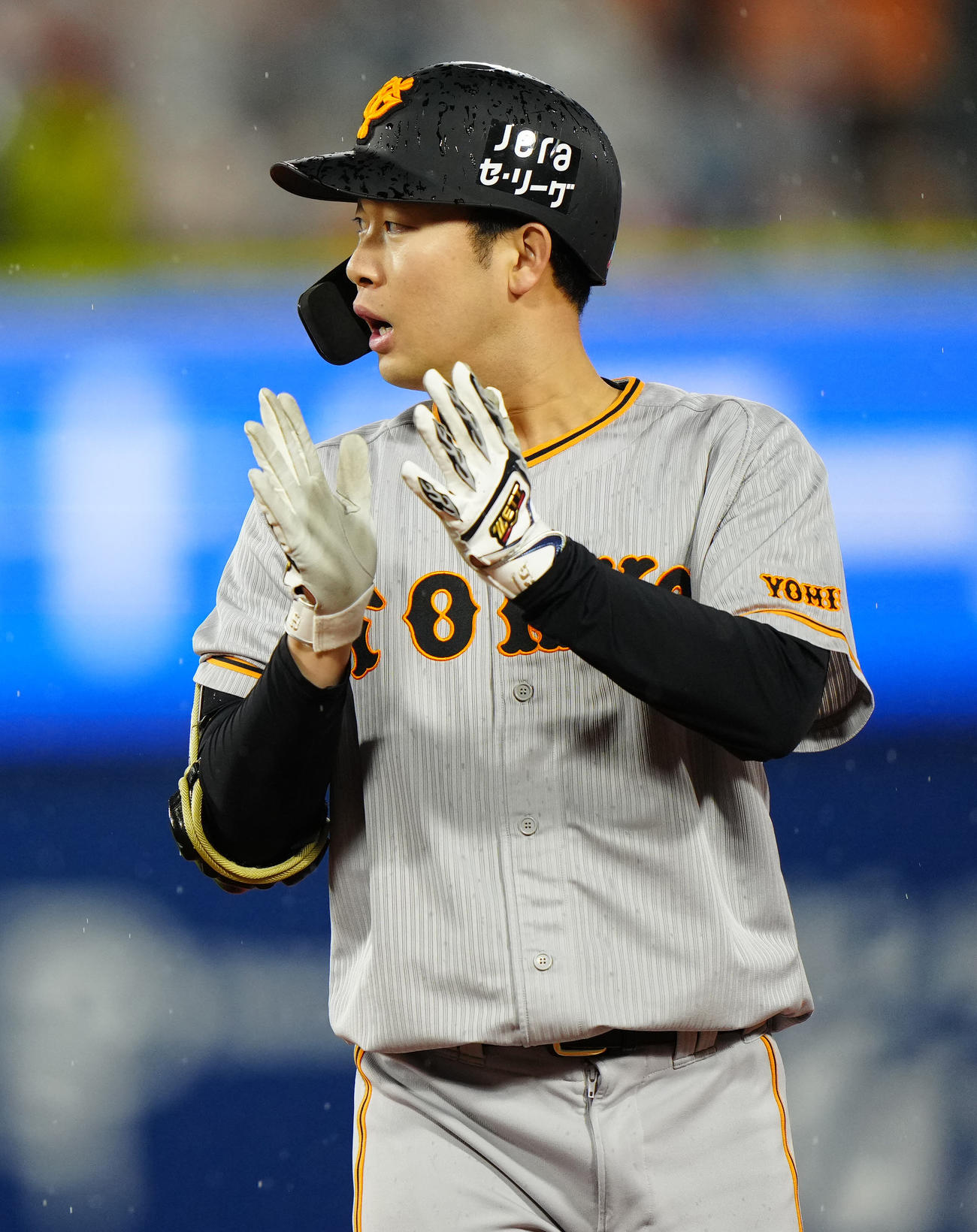 DeNA対巨人　4回表巨人2死二塁、中前打を放った山崎伊（撮影・江口和貴）
