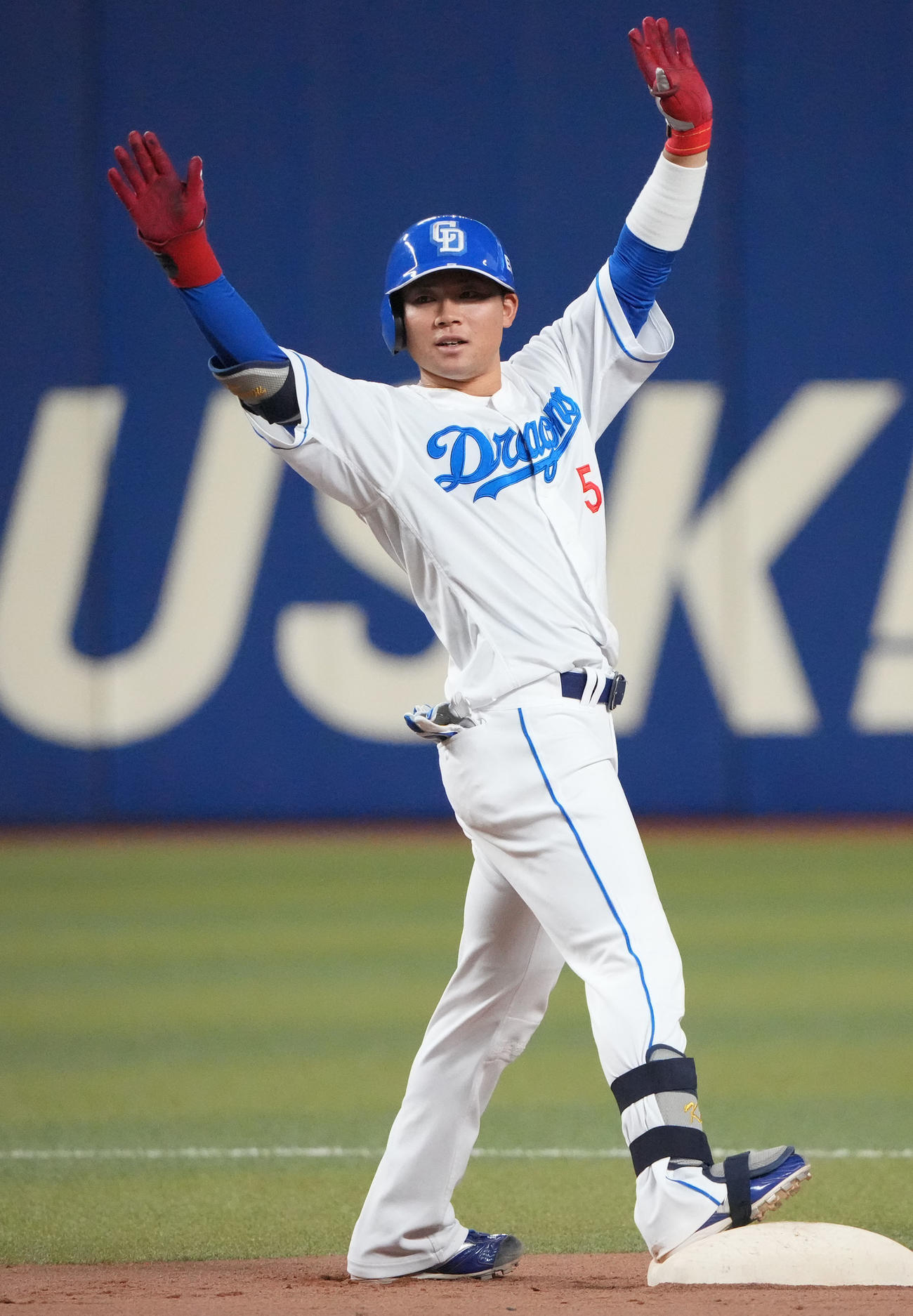 4回裏中日2死二塁、中前適時打を放った村松（撮影・森本幸一）